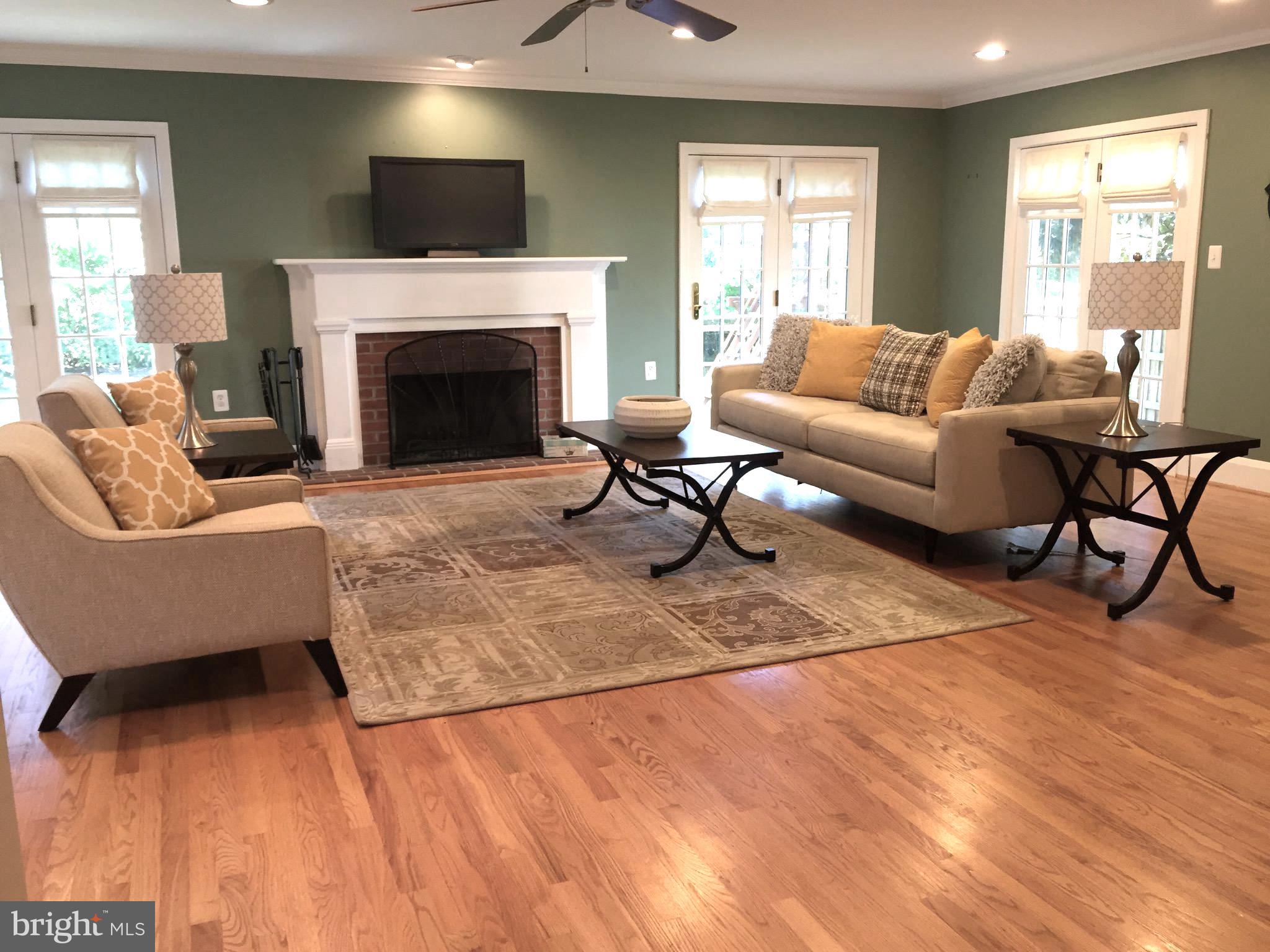 909 Kingston Road Baltimore, MD 21212 - Photo 21 of 47 Wall that is long enough for huge tv