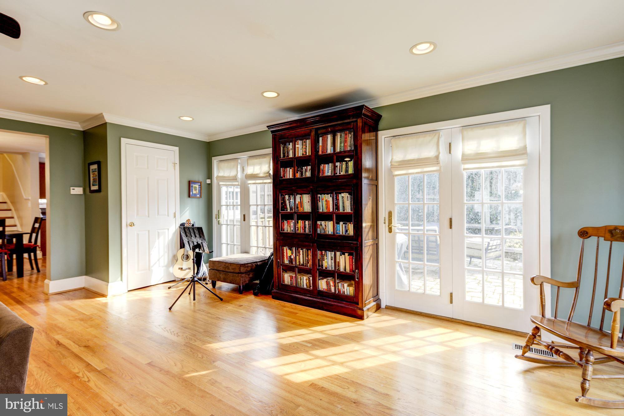 909 Kingston Road Baltimore, MD 21212 - Photo 24 of 47 So much to offer.