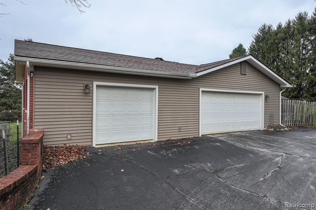 4920 Milett Road Fowlerville, MI 48836 - Photo 8 of 47