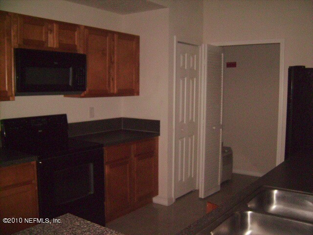 7920 Merrill Road, Unit 506 Jacksonville, FL 32277 - Photo 4 of 11 KITCHEN