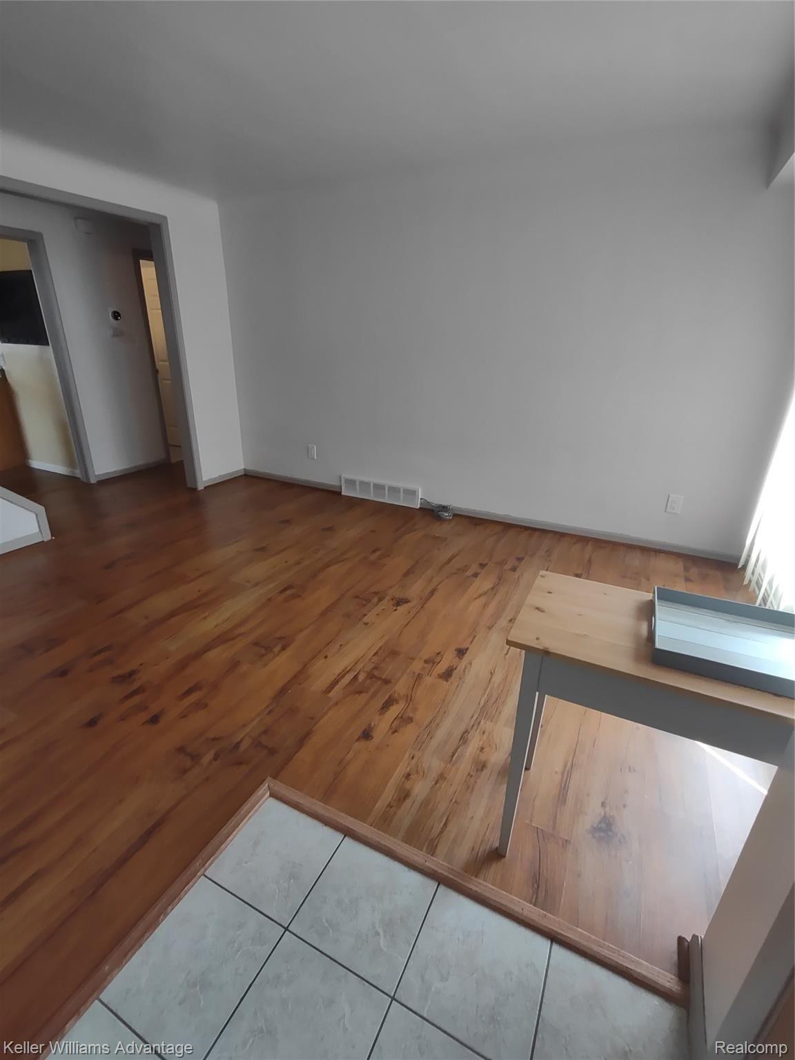 346 Sherbourne Street Inkster, MI 48141 - Photo 4 of 17 Living room entry.jpg