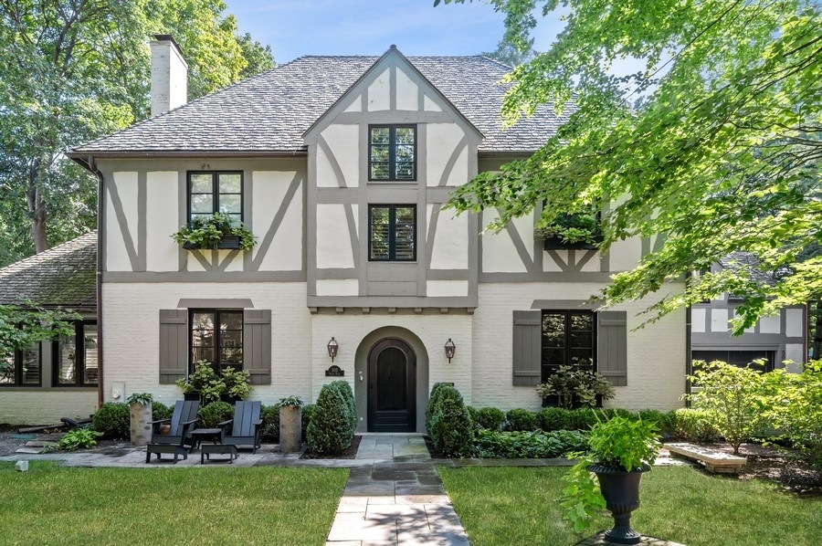 505 Ridge Road Kenilworth, IL 60043 - Photo 1 of 26 a front view of a house with garden
