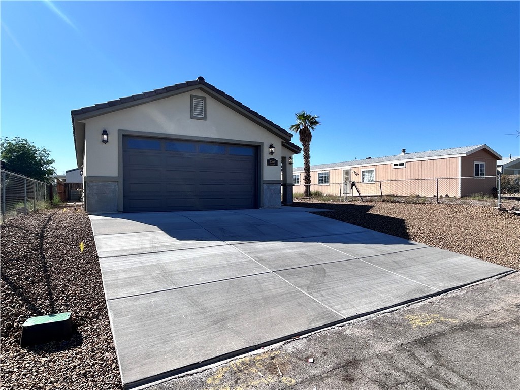 1266 Wilson Road Bullhead City, AZ 86442 - Photo 3 of 29 Garage with concrete driveway