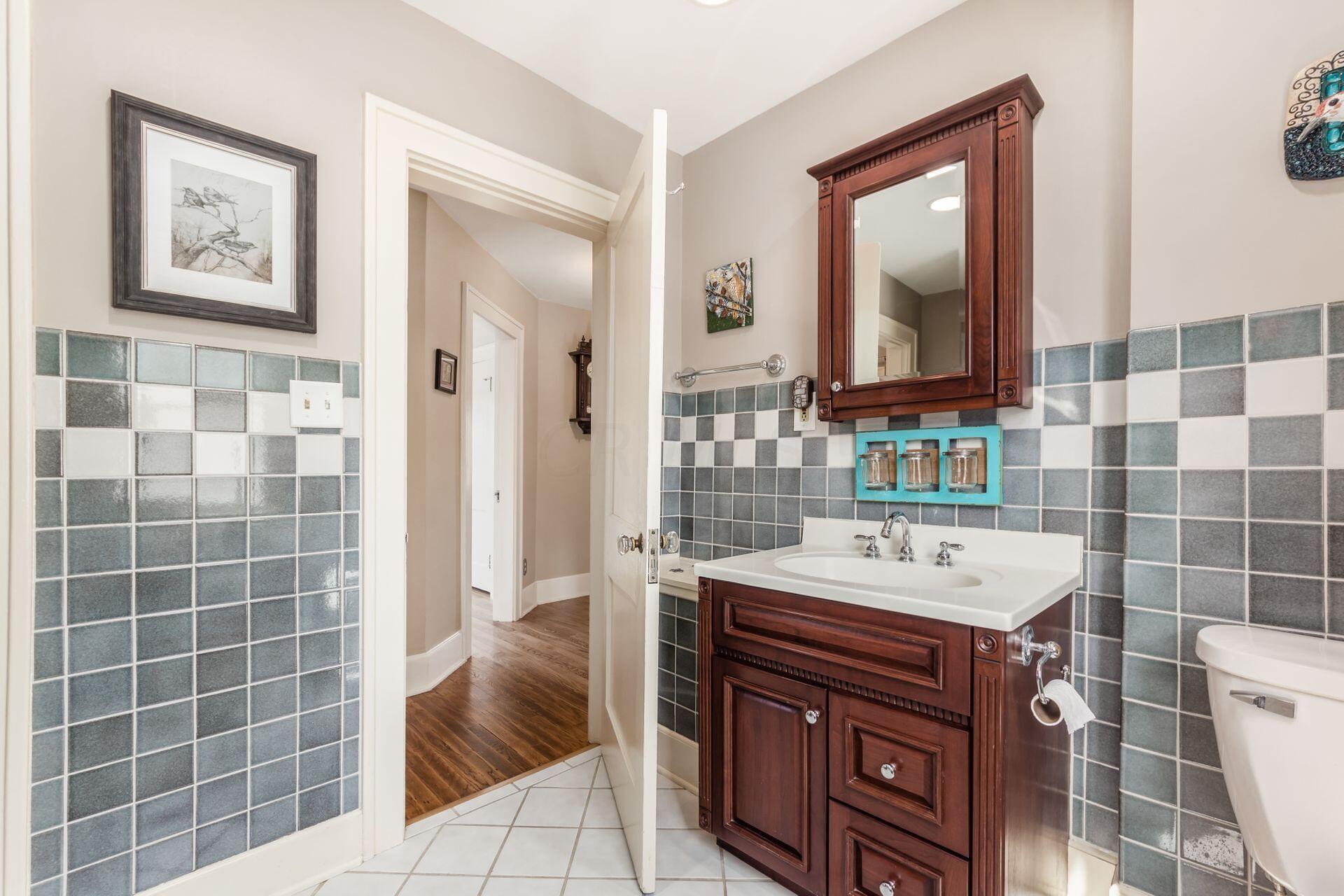 225 Chatham Road Columbus, OH 43214 - Photo 30 of 41 Full Bath