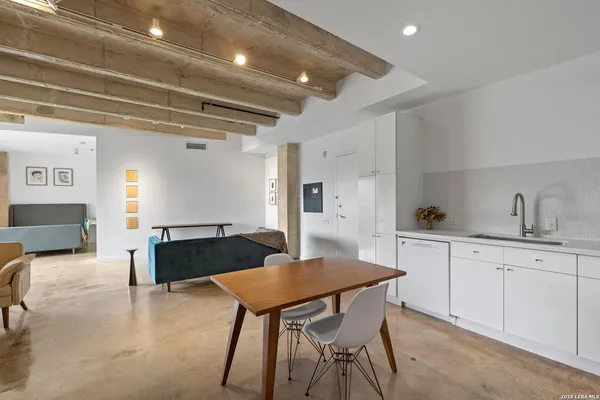 $1,895 | 1115 South Alamo Street, Unit 2405, San Antonio, TX 78210