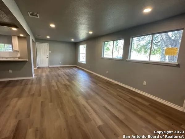 $1,695 | 546 West Petaluma Boulevard, San Antonio, TX 78221