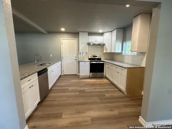 $1,695 | 546 West Petaluma Boulevard, San Antonio, TX 78221