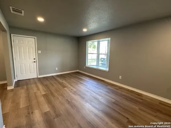 $1,695 | 546 West Petaluma Boulevard, San Antonio, TX 78221