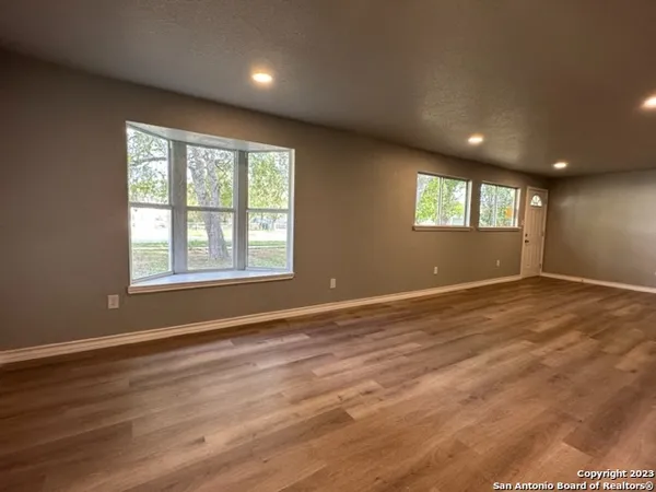 $1,695 | 546 West Petaluma Boulevard, San Antonio, TX 78221