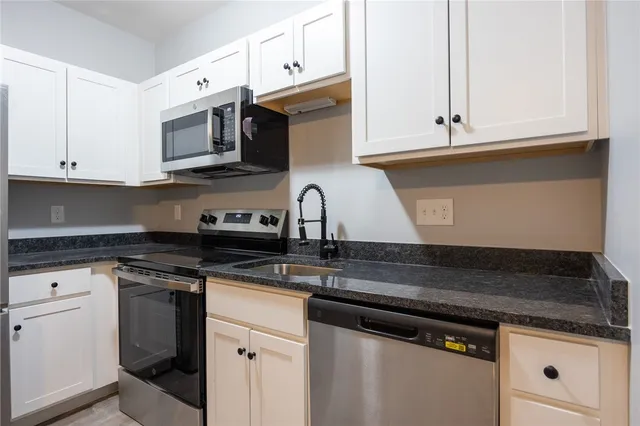 $1,575 | 6899 Post Road, Unit 302, North Kingstown, RI 02852