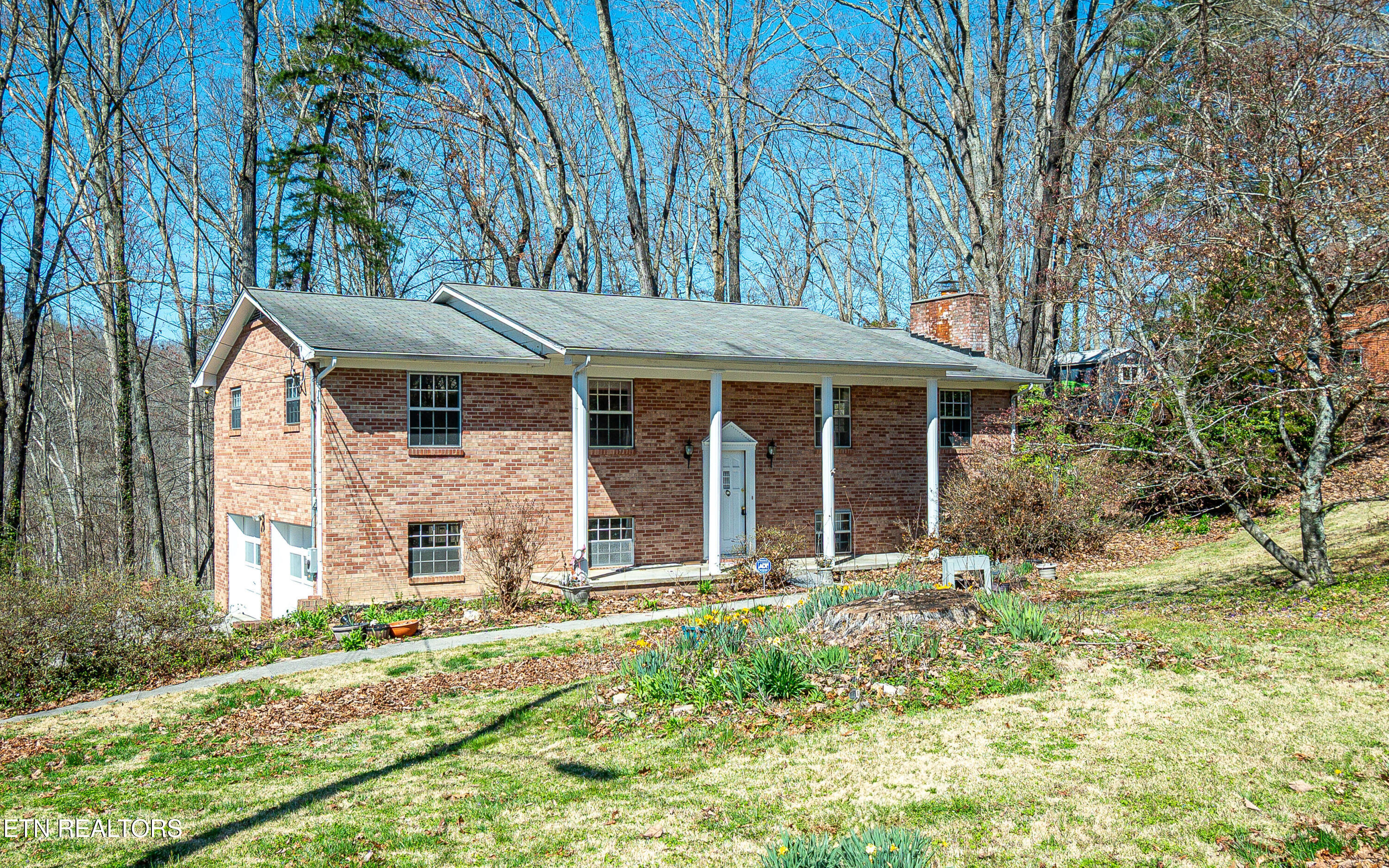 135 North Seneca Road Oak Ridge, TN 37830 - Photo 1 of 32 135 N Seneca Rd Oak Ridge TN-print-033-0