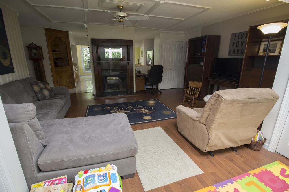112 Delmar Circle Oak Ridge, TN 37830 - Photo 28 of 32 a living room with furniture and a flat screen tv