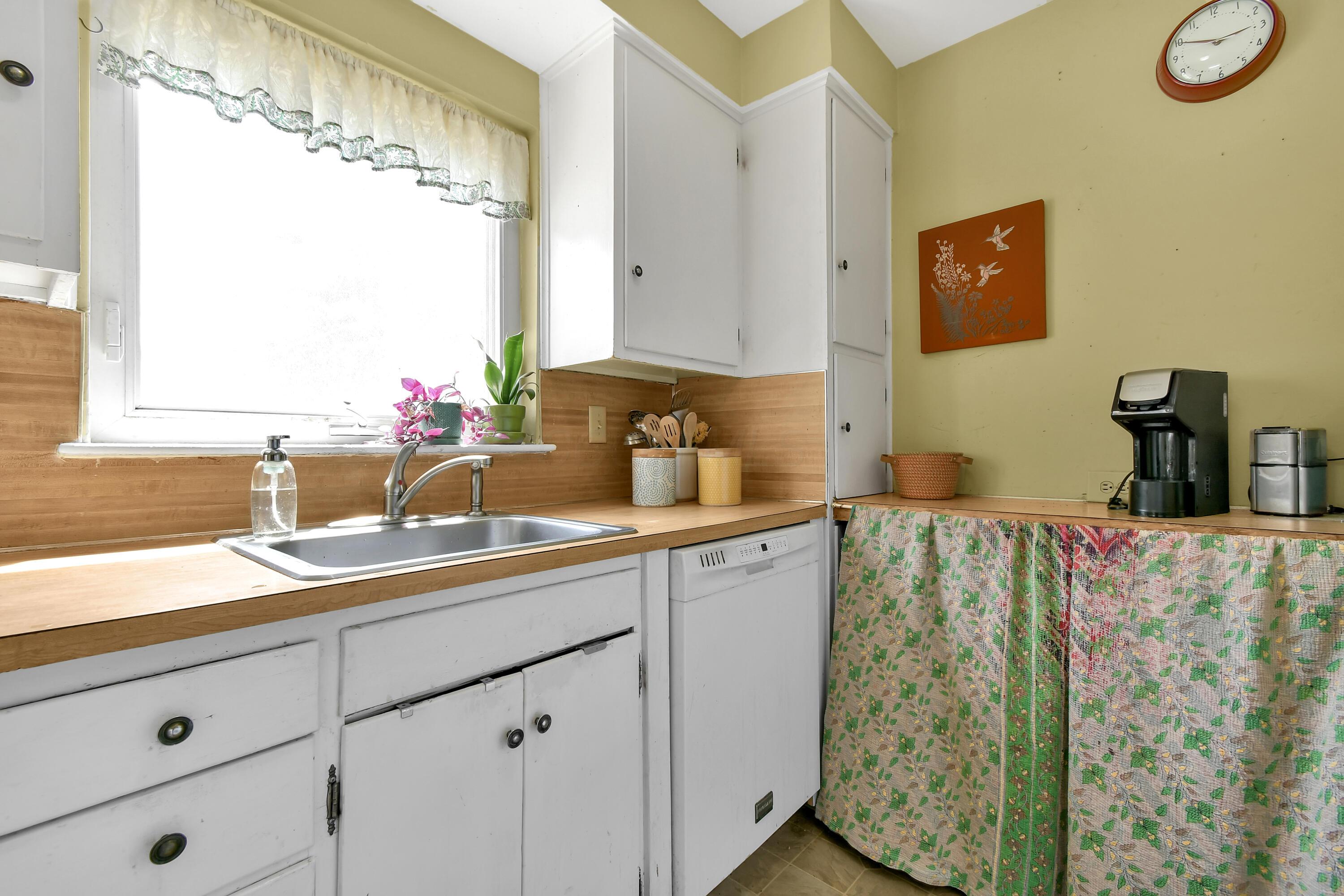 541 Northridge Road Columbus, OH 43214 - Photo 16 of 40 Kitchen Corner