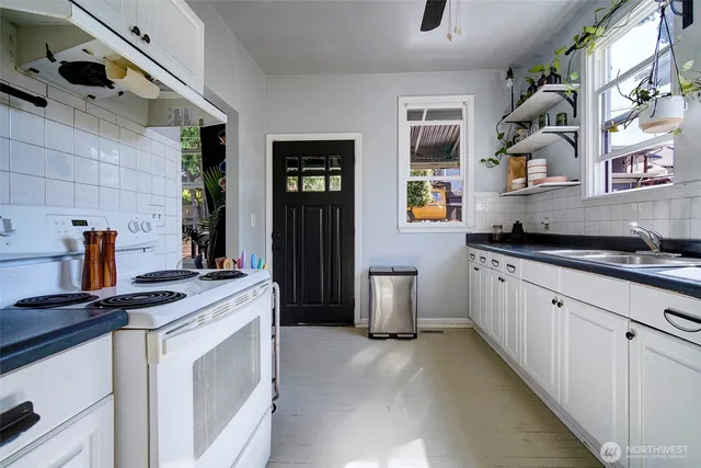 a view of entryway with a potted plant