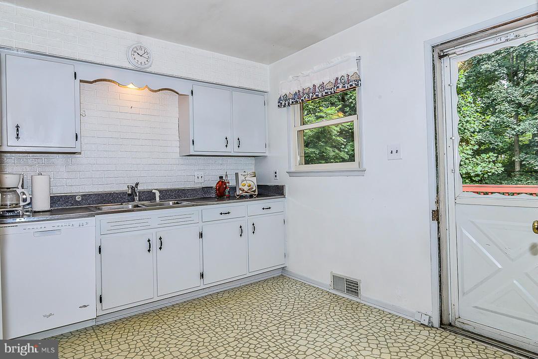 7612 Elgar Street Springfield, VA 22151 - Photo 11 of 28 Kitchen