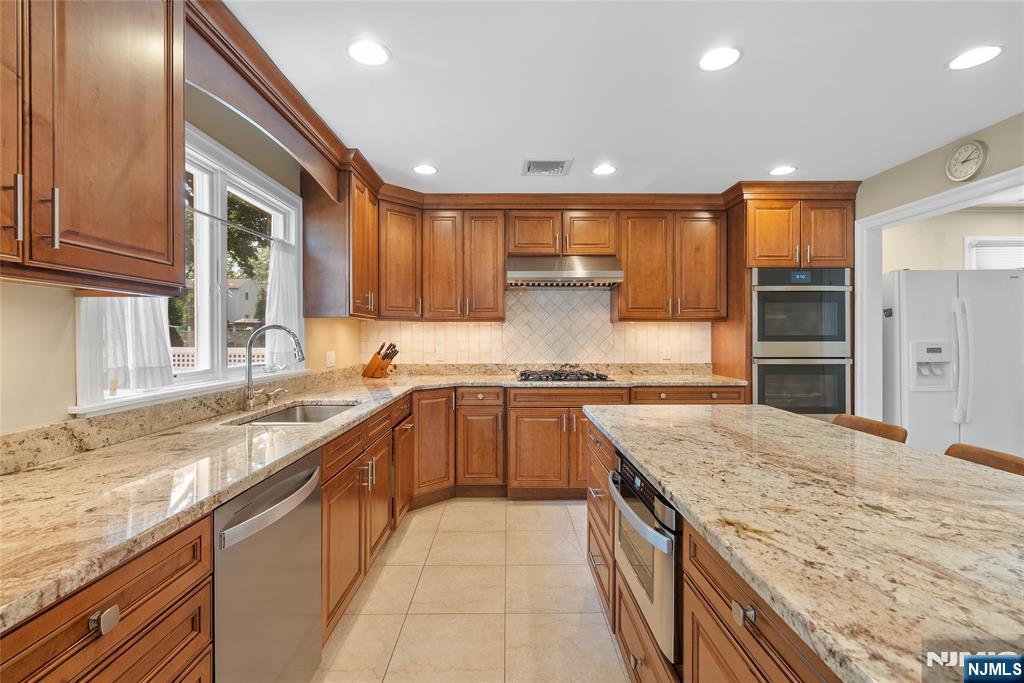 28 Demarest Road Paramus, NJ 07652 - Photo 9 of 32