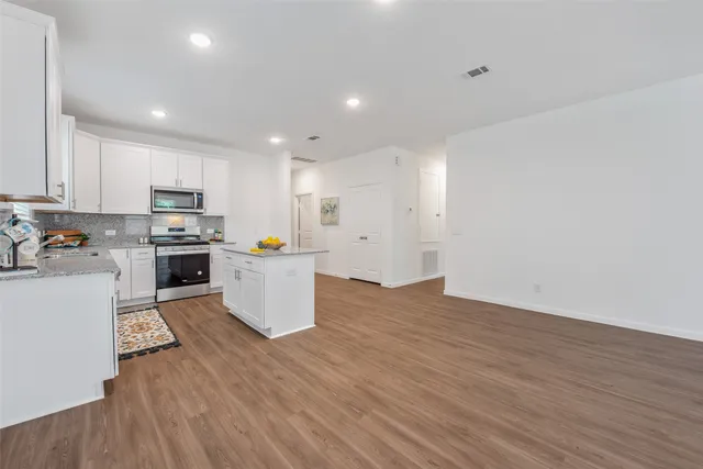 $2,350 | 332 Appaloosa Drive, Alvin, TX 77511