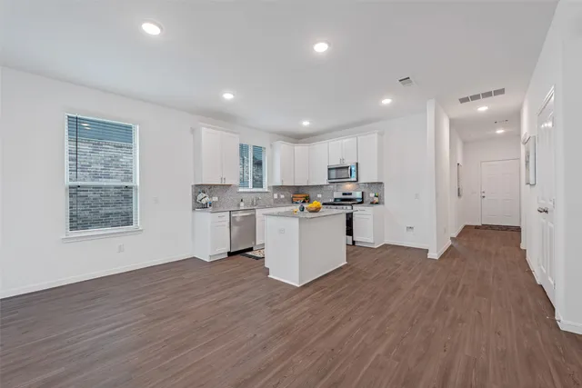 $2,350 | 332 Appaloosa Drive, Alvin, TX 77511