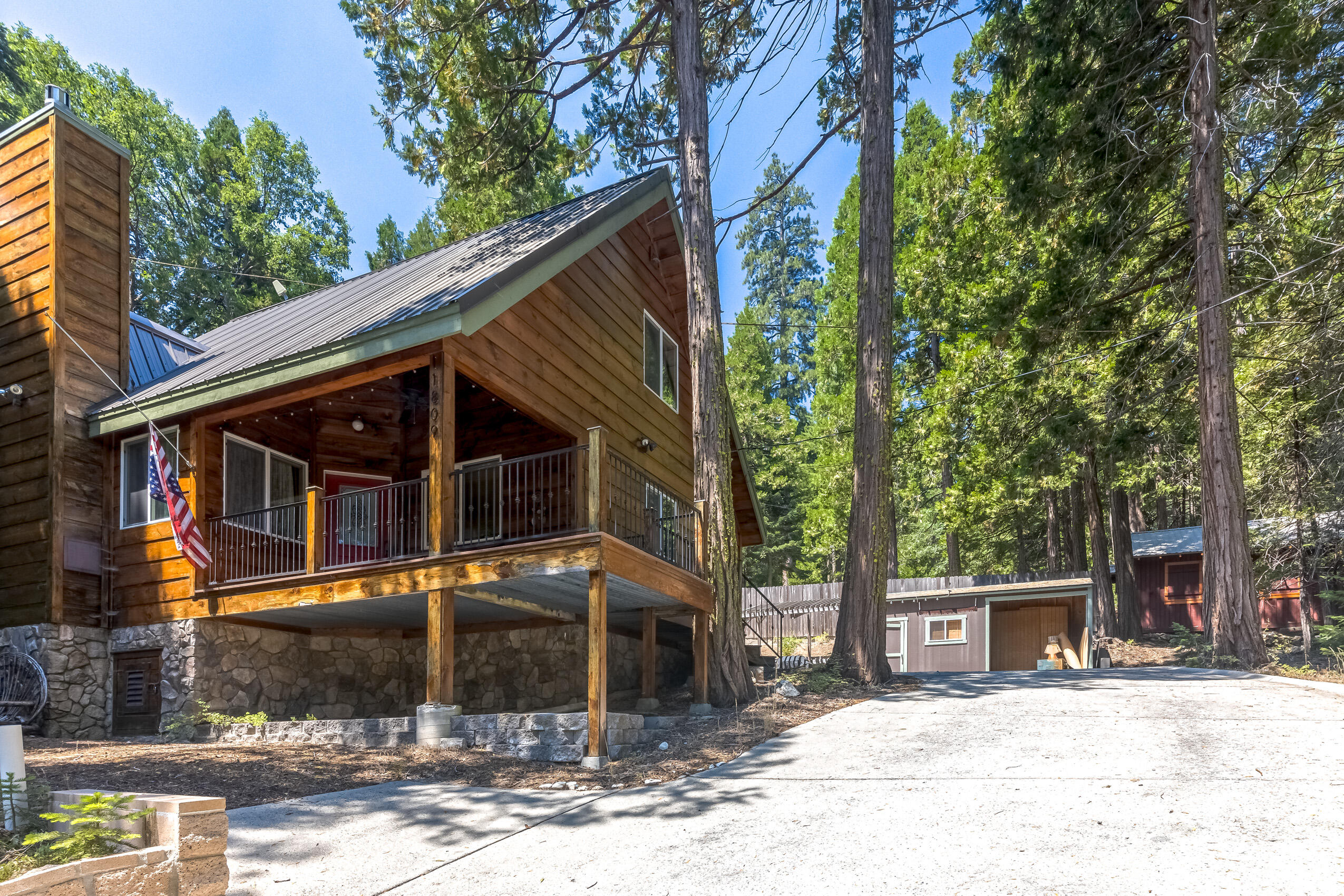 11809 Pine Drive Wofford Heights, CA 93285 - Photo 3 of 33 a front view of a house with a yard