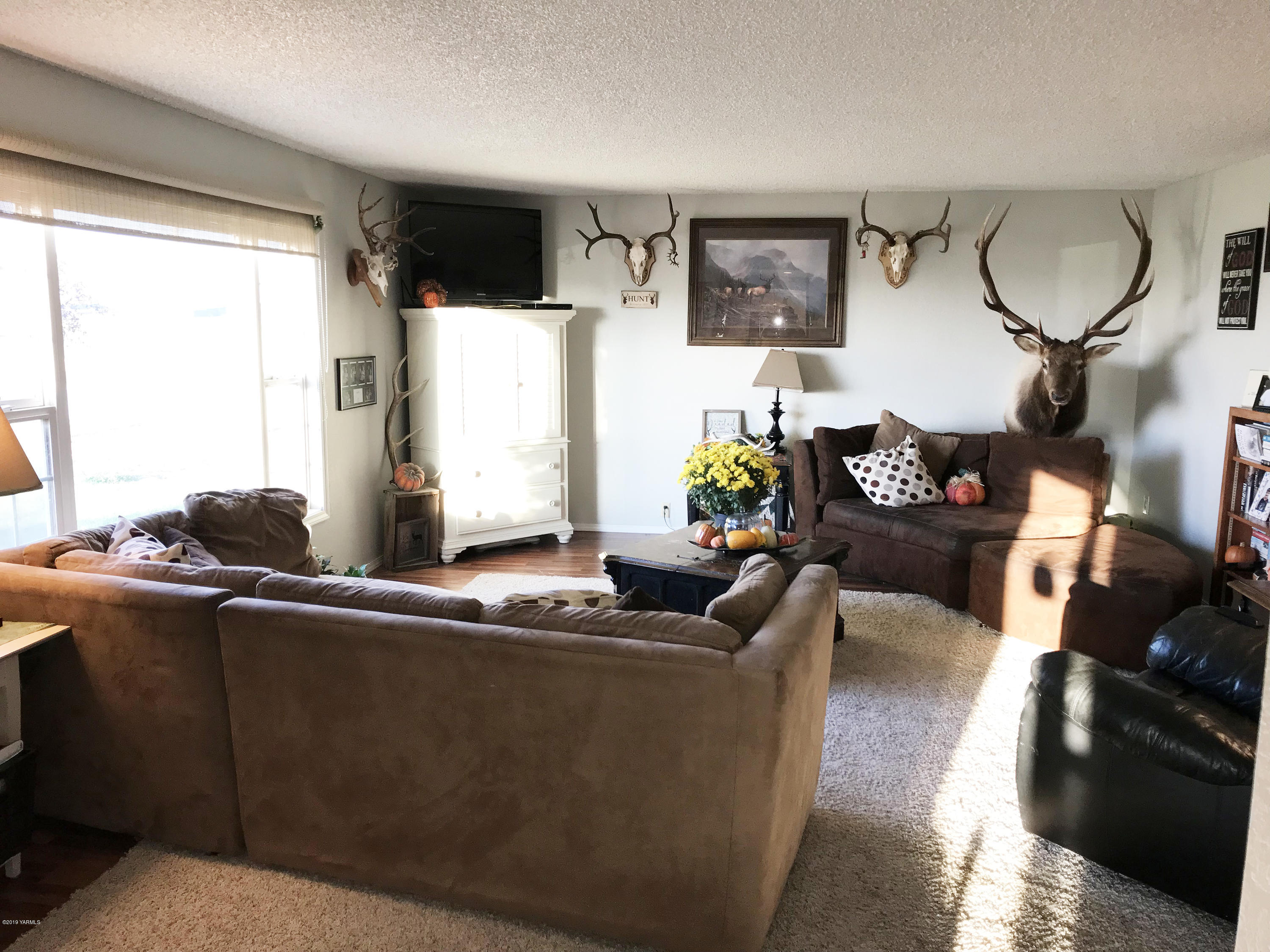 2551 Independence Road Outlook, WA 98938 - Photo 2 of 21 a living room with furniture and a flat screen tv