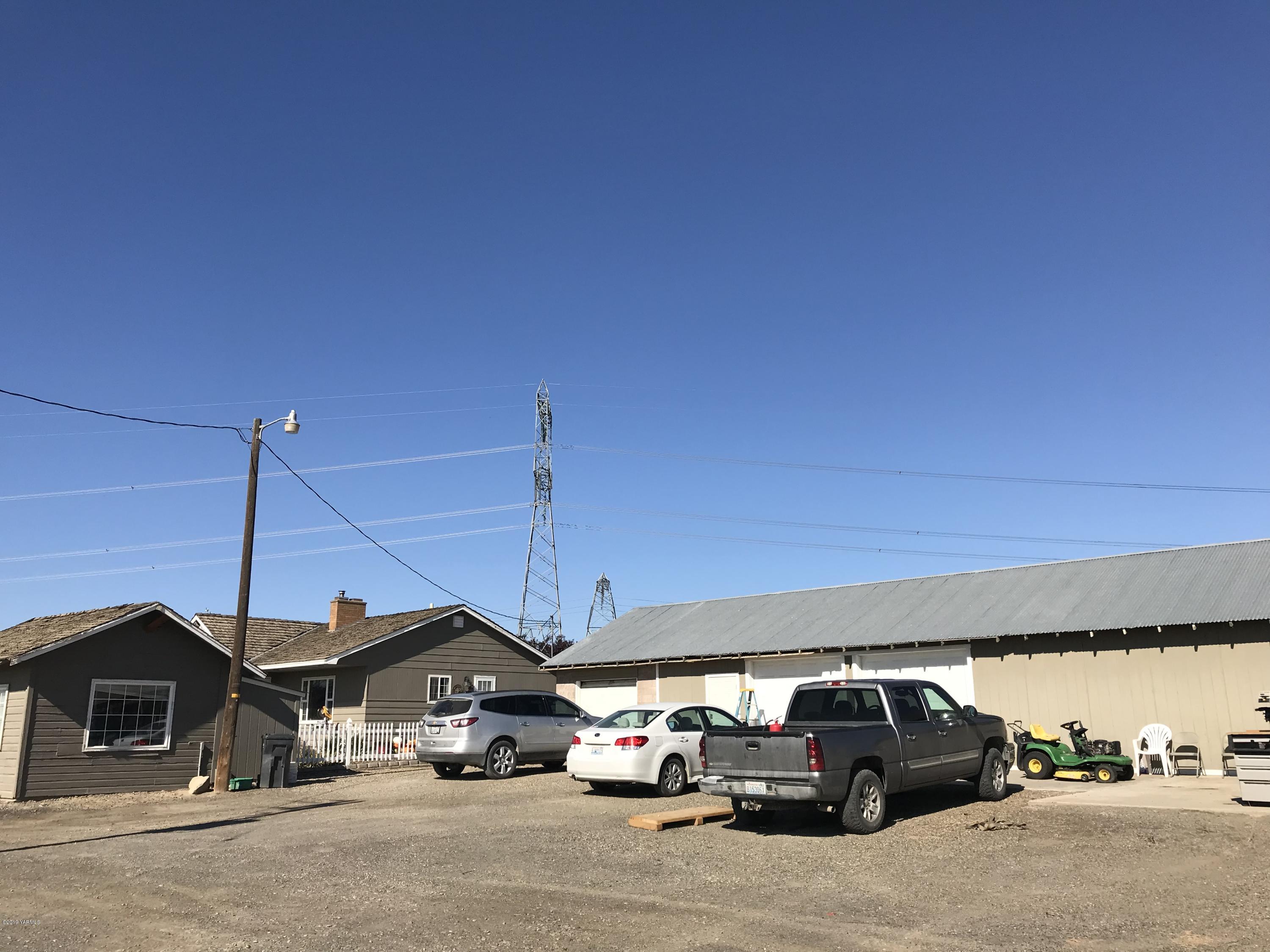 2551 Independence Road Outlook, WA 98938 - Photo 14 of 21 a car parked in front of a building