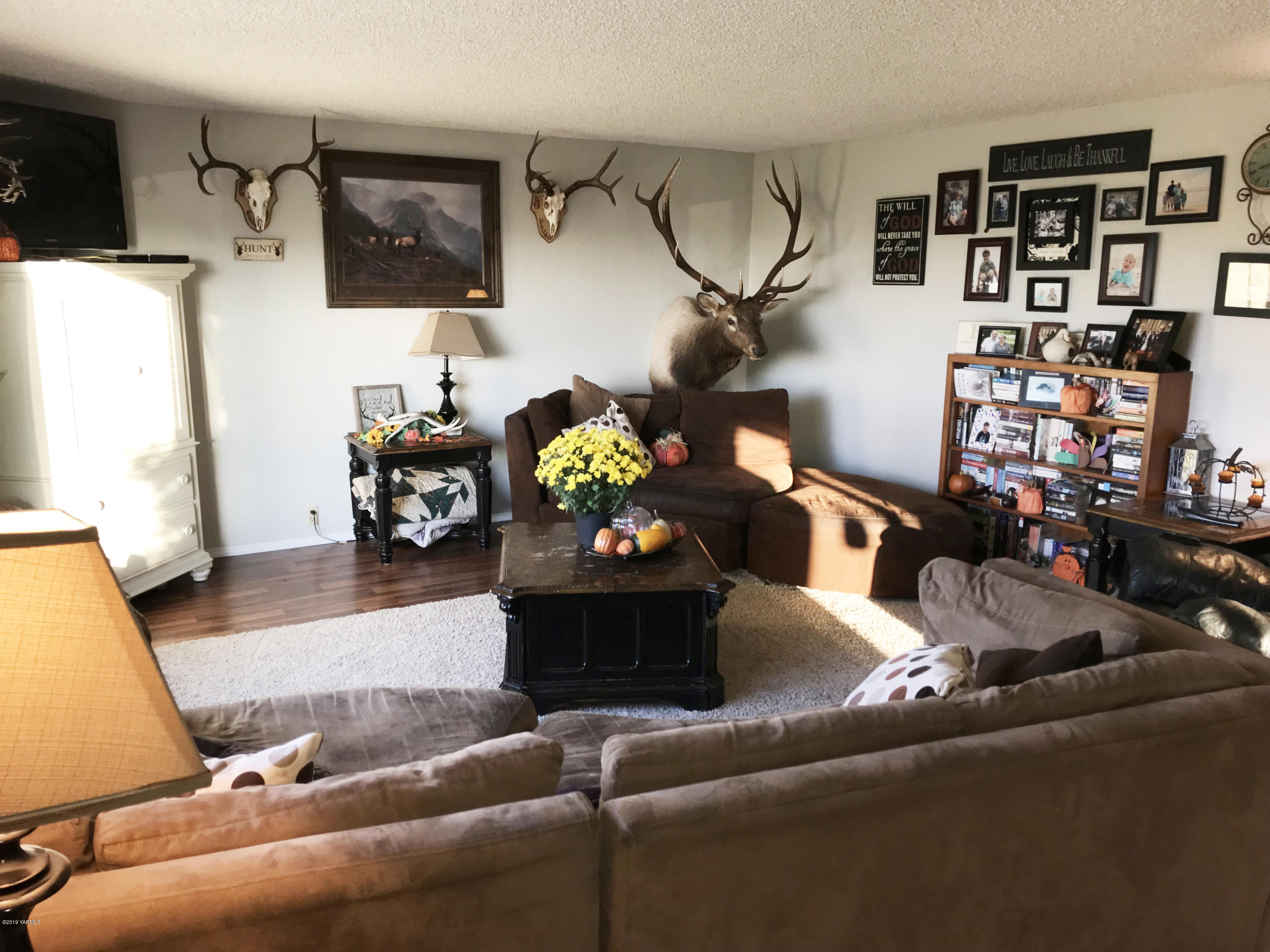 2551 Independence Road Outlook, WA 98938 - Photo 4 of 21 a living room with furniture and a flat screen tv