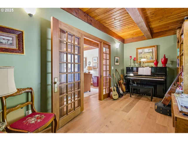 a black and white photo of a living room