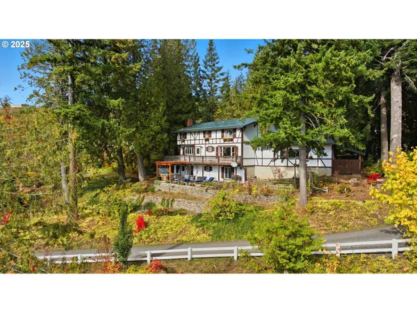 a view of an mountain and a mountain view
