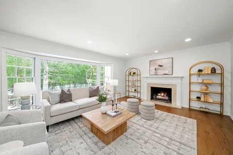 $1,075,000 | 524 Forest Hill Road, Lake Forest, IL 60045