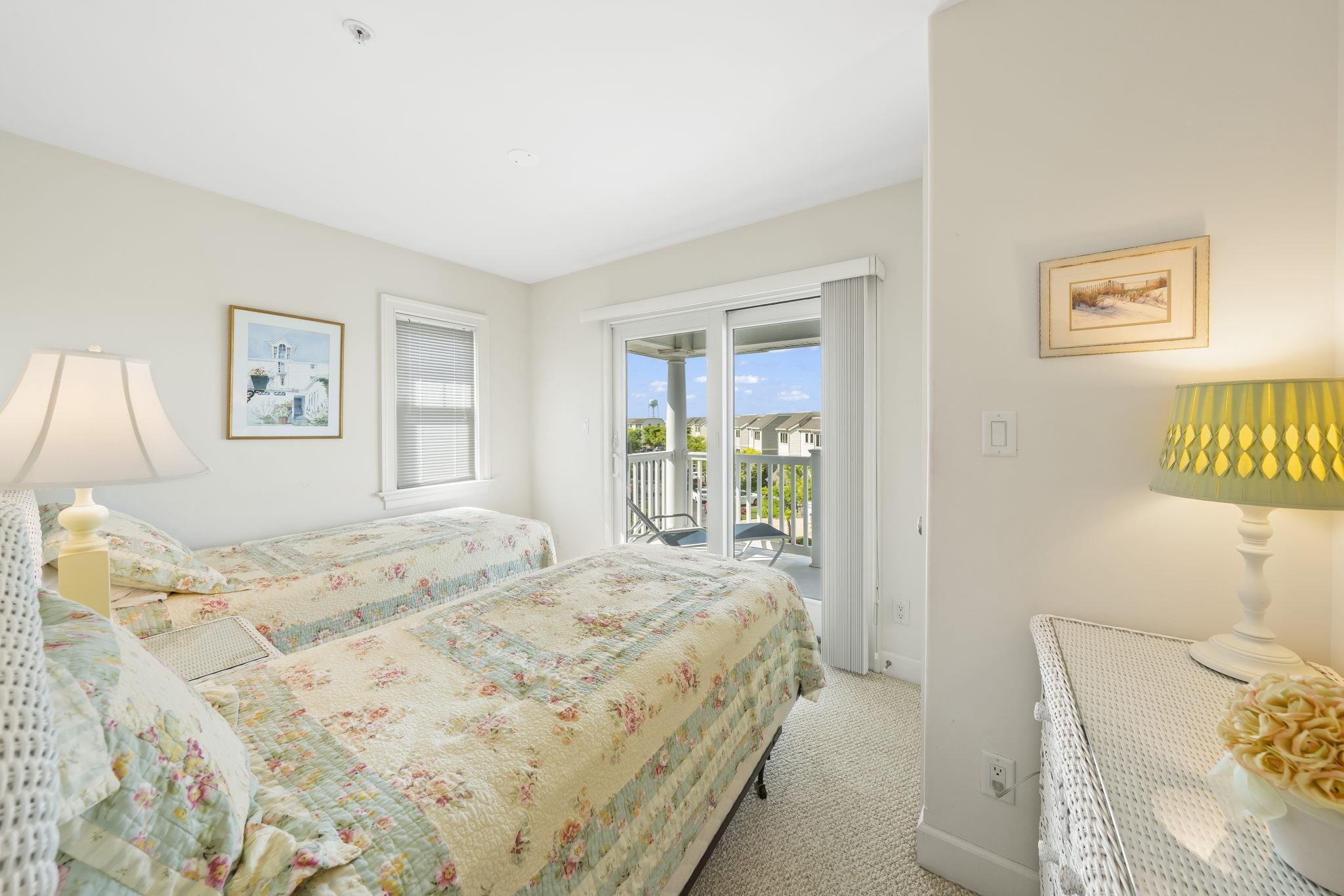 700 Ocean Drive, Unit E4 Avalon, NJ 08202 - Photo 28 of 31 a bedroom with a bed and a couch