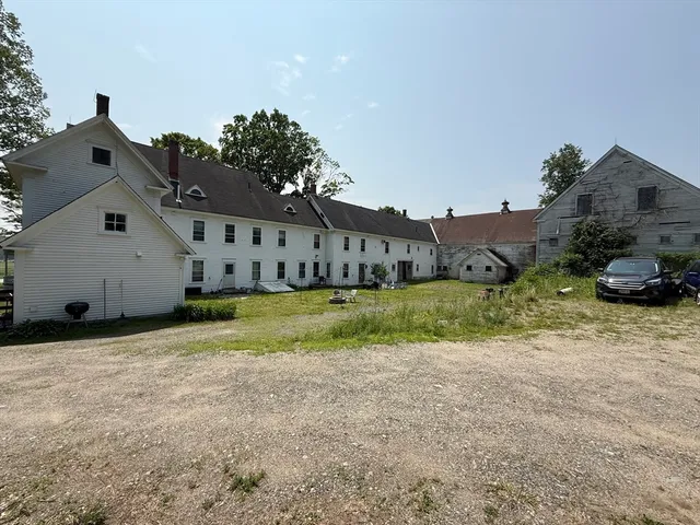 a view of house with garden