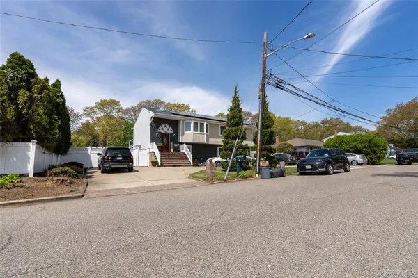 $2,900 | 66 Avenue A, Holbrook, NY 11741