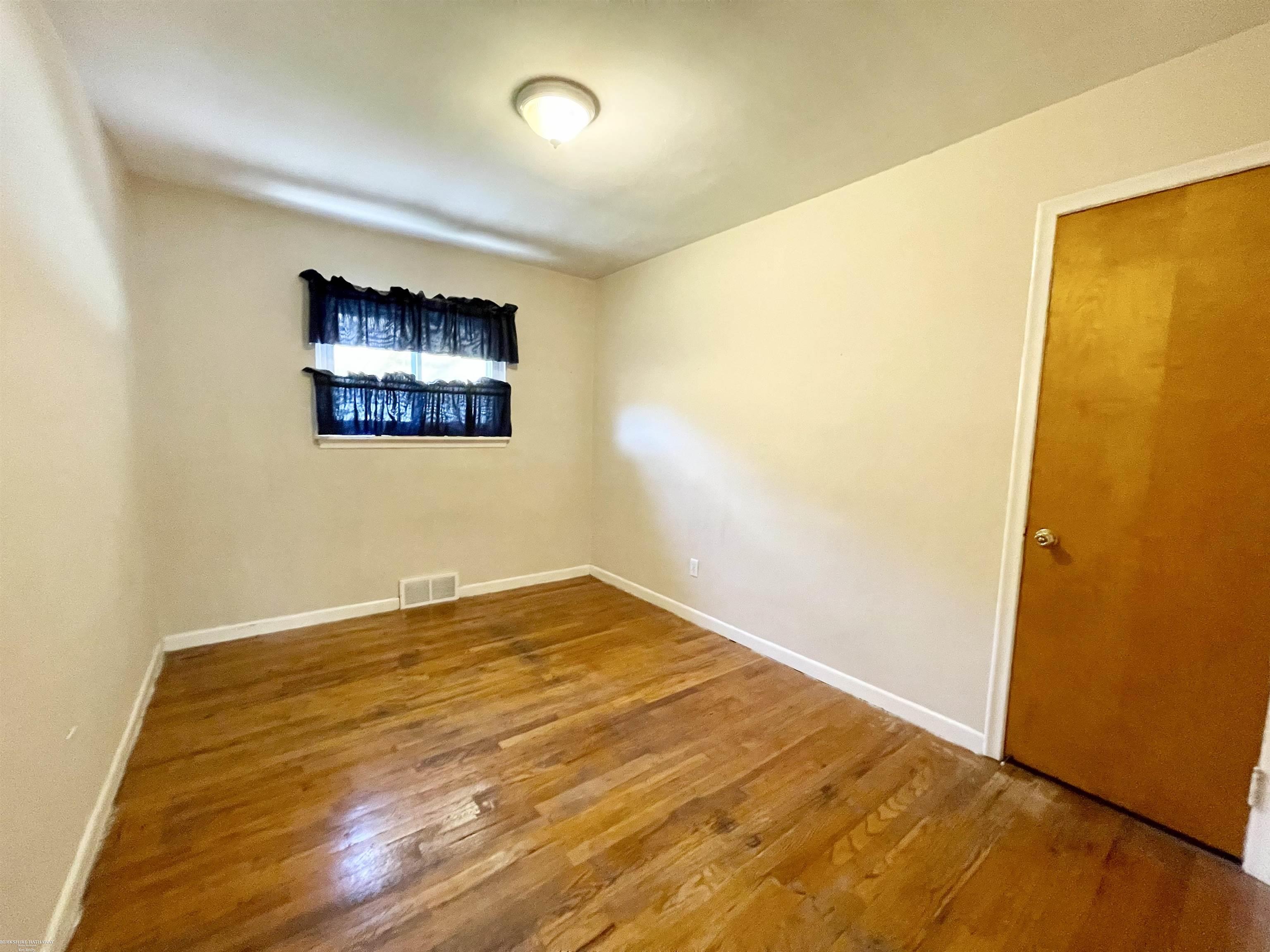 16511 Frazho Road Roseville, MI 48066 - Photo 13 of 20 50183554-6cfffd67-1f4f-46c8-a147-a453b84d8a62.JPG