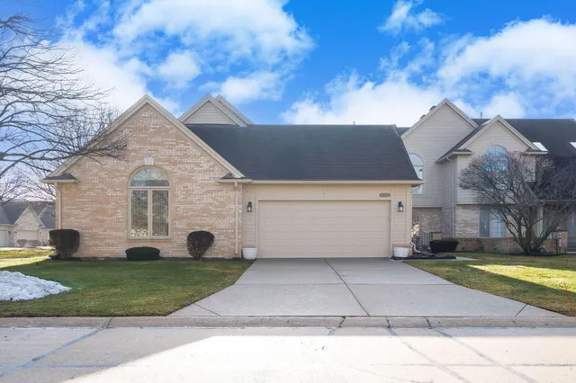 $365,000 | 16852 Coral Lane, Unit 158, Macomb, MI 48042