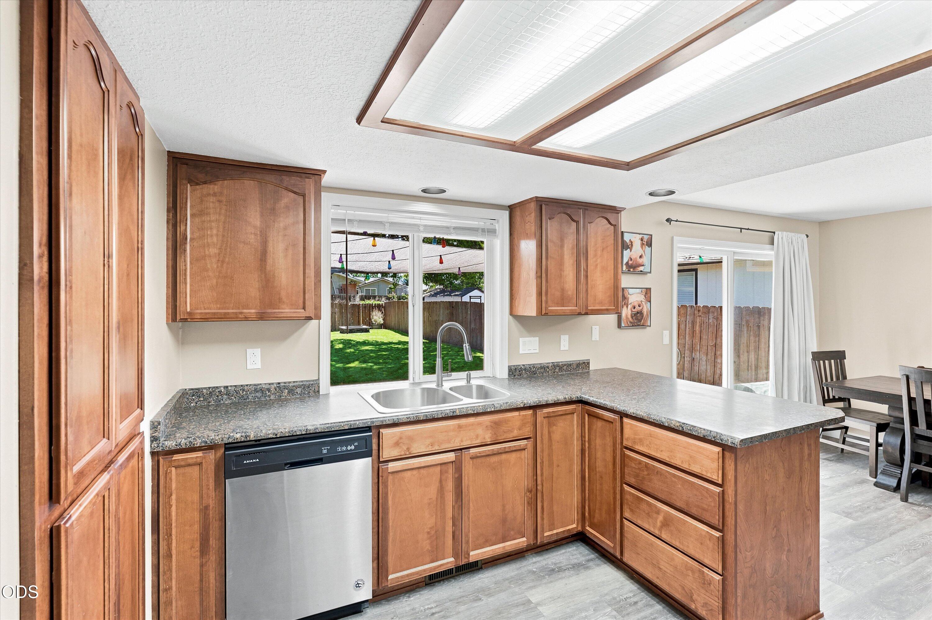 629 Glenn Way Central Point, OR 97502 - Photo 12 of 30