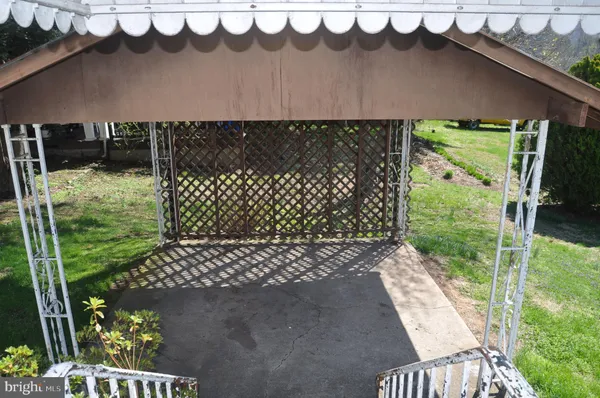 a view of a back yard