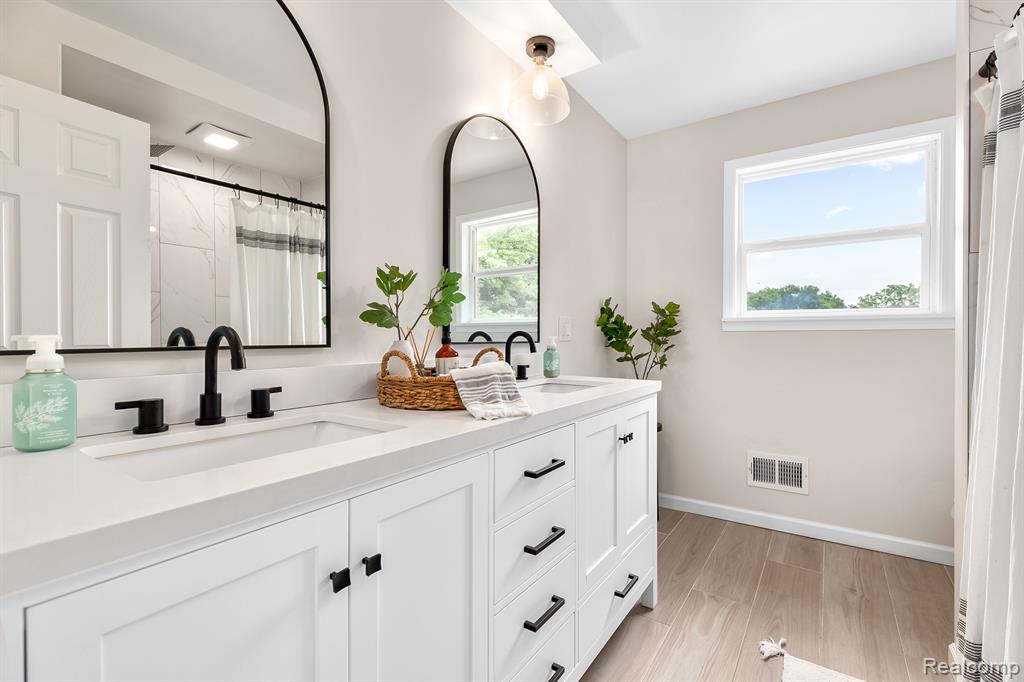 8537 Cedar Lake Road Pinckney, MI 48169 - Photo 5 of 24