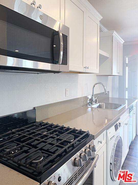 908 North Louise Street, Unit 2 Glendale, CA 91207 - Photo 6 of 15 a stove top oven sitting inside of a kitchen