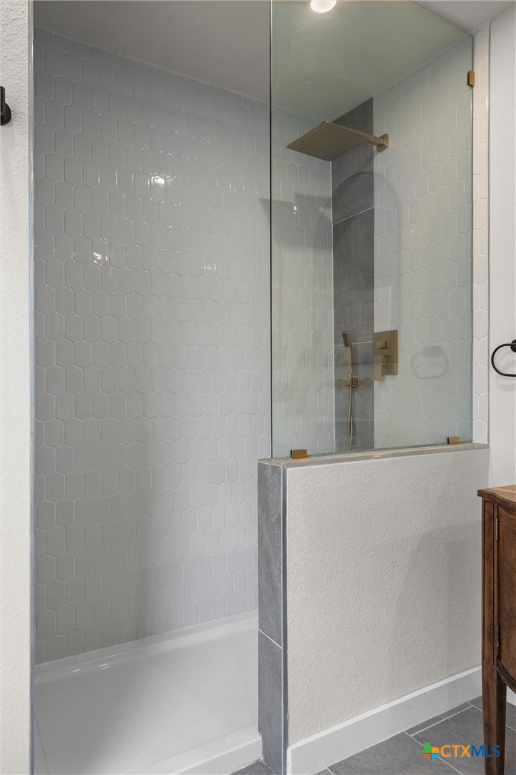 836 Cottle Town Road Smithville, TX 78957 - Photo 27 of 47 a bathroom with a bathtub