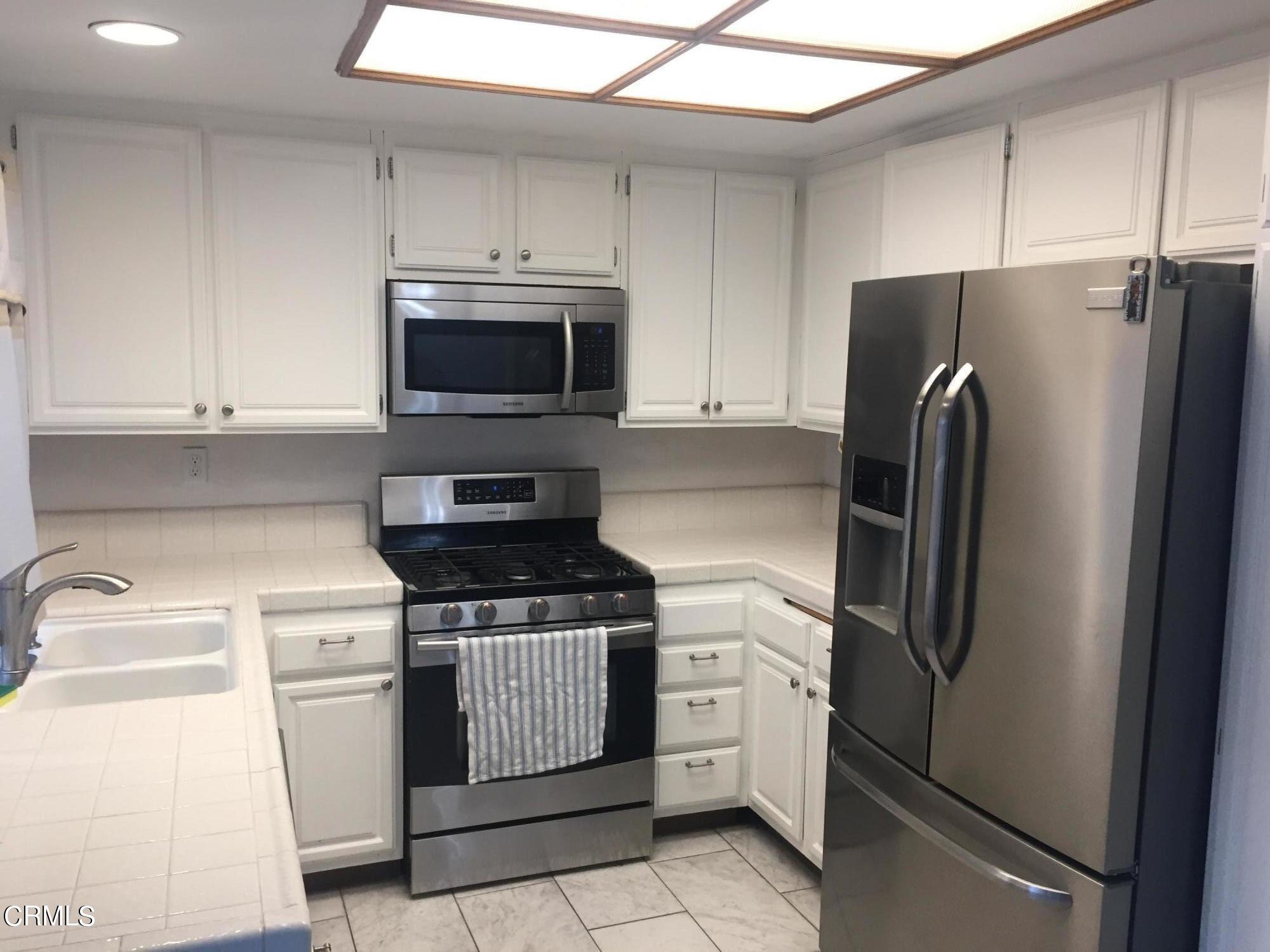 3454 Olds Road Oxnard, CA 93033 - Photo 19 of 41 Kitchen