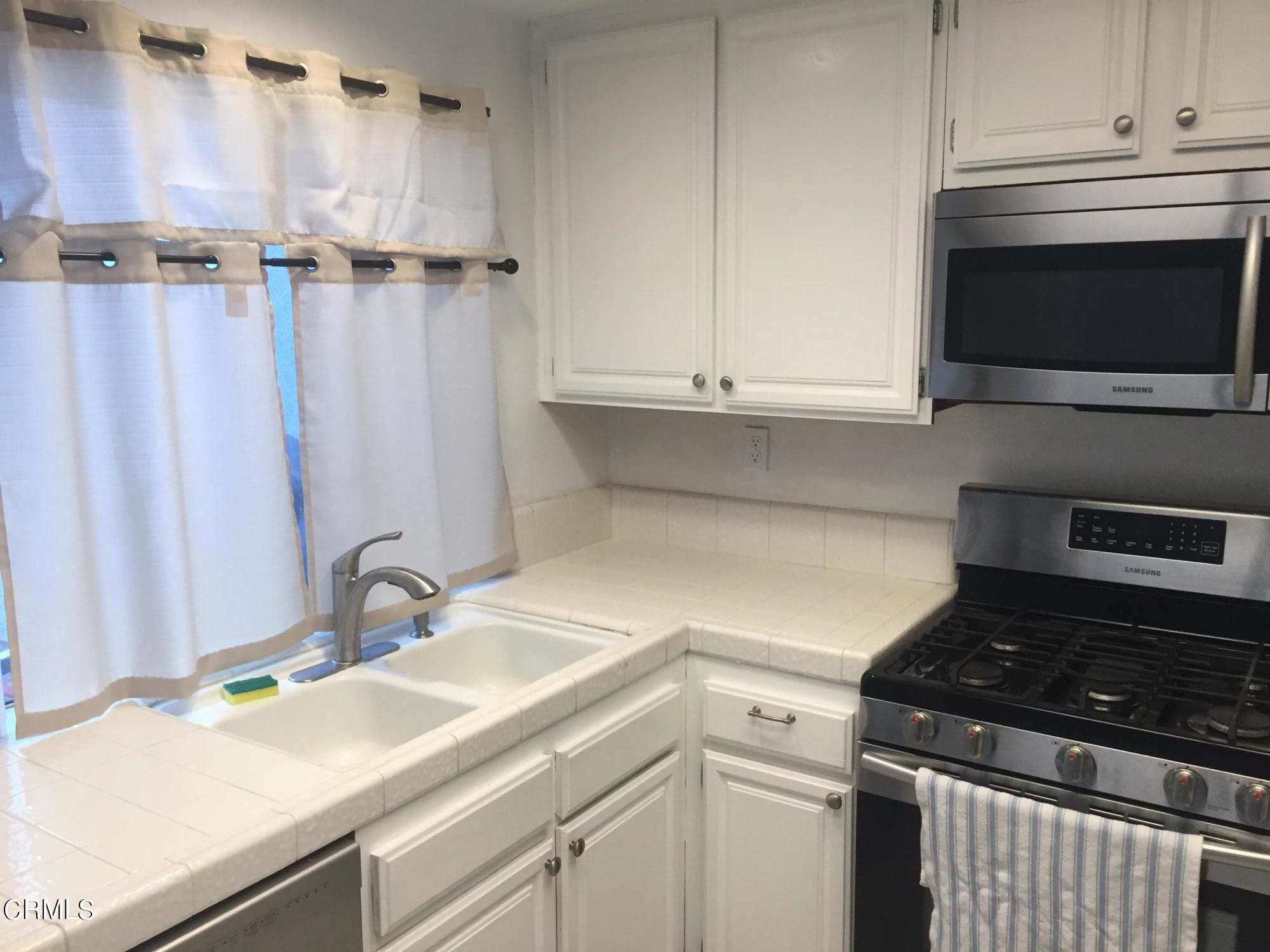 3454 Olds Road Oxnard, CA 93033 - Photo 20 of 41 Kitchen