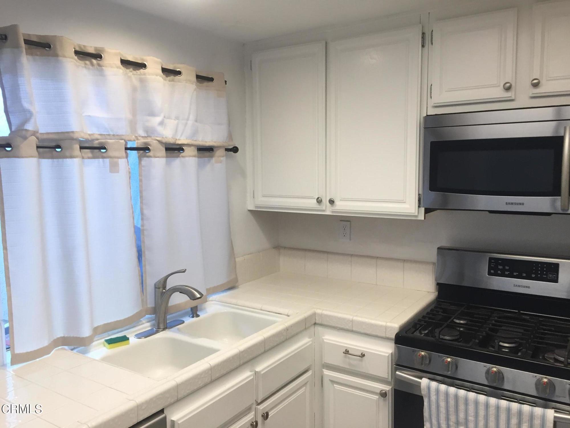 3454 Olds Road Oxnard, CA 93033 - Photo 21 of 41 Kitchen
