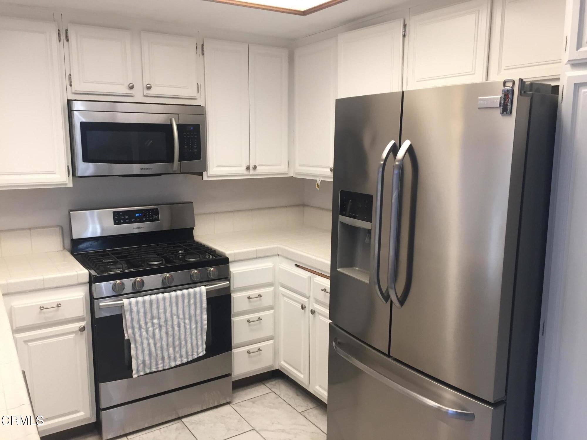 3454 Olds Road Oxnard, CA 93033 - Photo 22 of 41 Kitchen