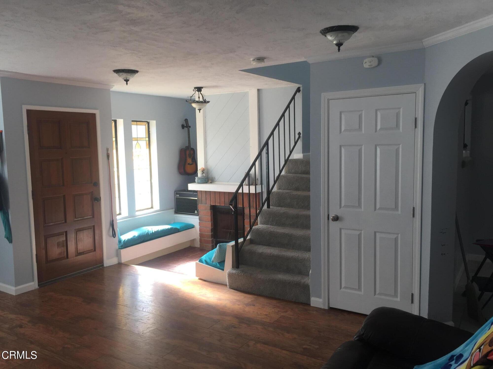 3454 Olds Road Oxnard, CA 93033 - Photo 4 of 41 Living Room/ Front Door