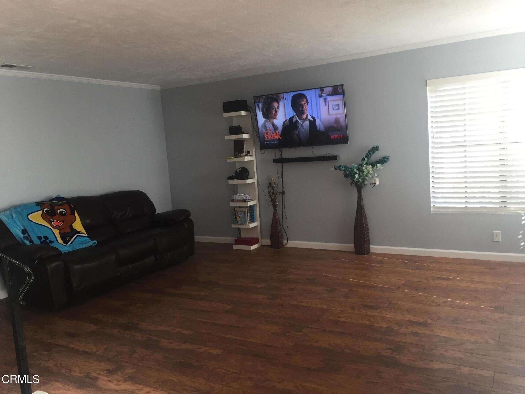 3454 Olds Road Oxnard, CA 93033 - Photo 6 of 41 Living Room