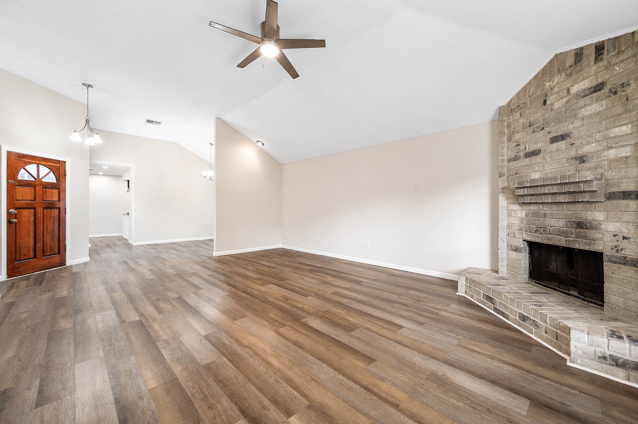 15607 Barbarossa Drive Houston, TX 77083 - Photo 9 of 29 Gallery Image 9