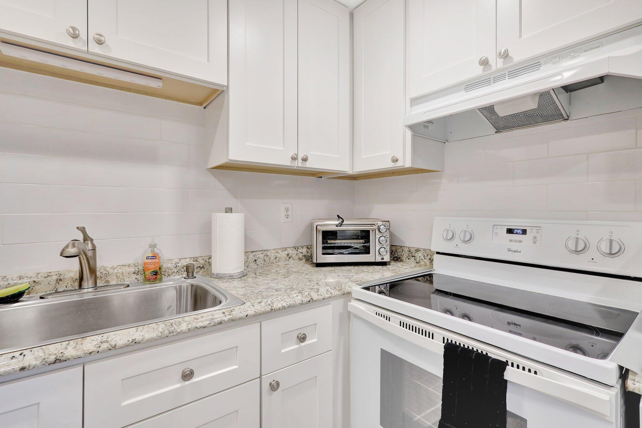 825 East Normandy Delray Beach, Unit R Delray Beach, FL 33484 - Photo 9 of 22 9-web-or-mls-_82A6375
