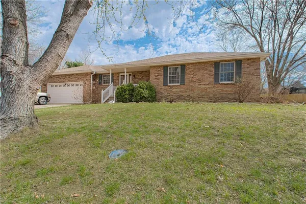 $310,000 | 58 Lakeview Drive, Lexington, MO 64067