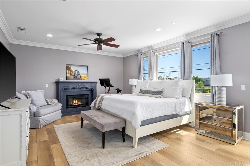 2210 Robinson Street Redondo Beach, CA 90278 - Photo 20 of 39 a spacious bedroom with a bed and a couch