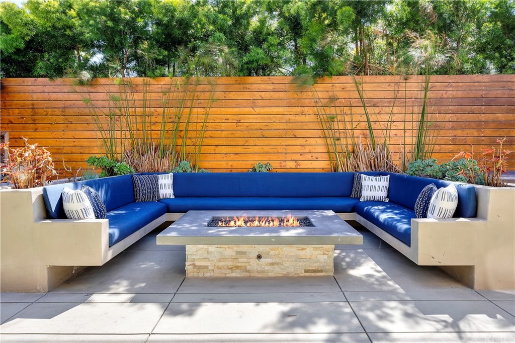 2210 Robinson Street Redondo Beach, CA 90278 - Photo 27 of 39 a view of a terrace with a bench